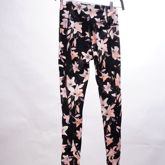 Victoria's Secret flow on-point leggings NWOT - Picture 1 of 2